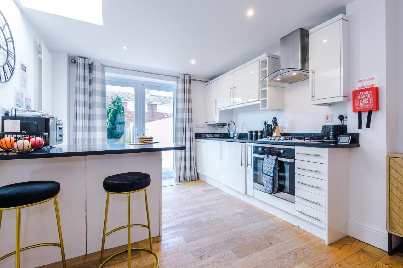 Pristine Chester House: 2-Bed Family Haven by 53 Degrees Property Hough Green Exterior photo