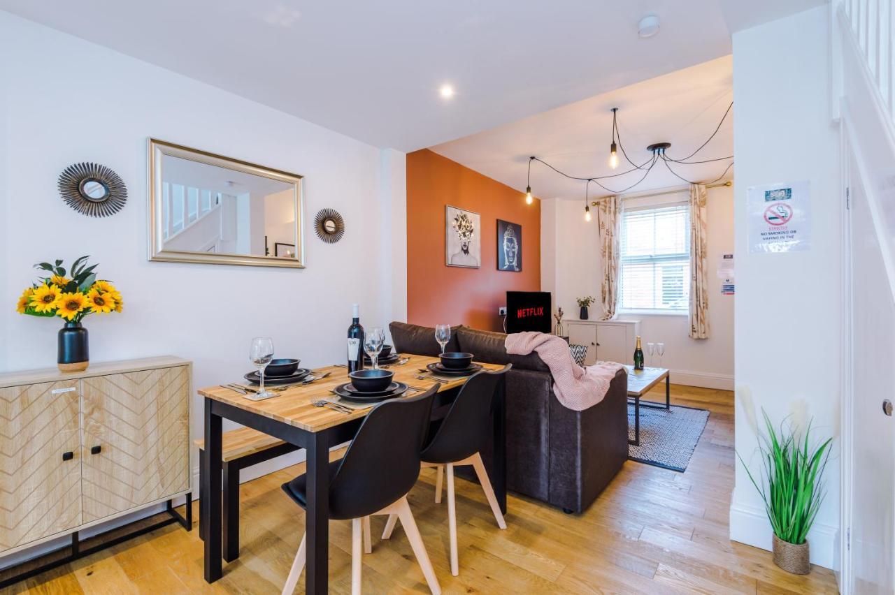 Pristine Chester House: 2-Bed Family Haven by 53 Degrees Property Hough Green Exterior photo
