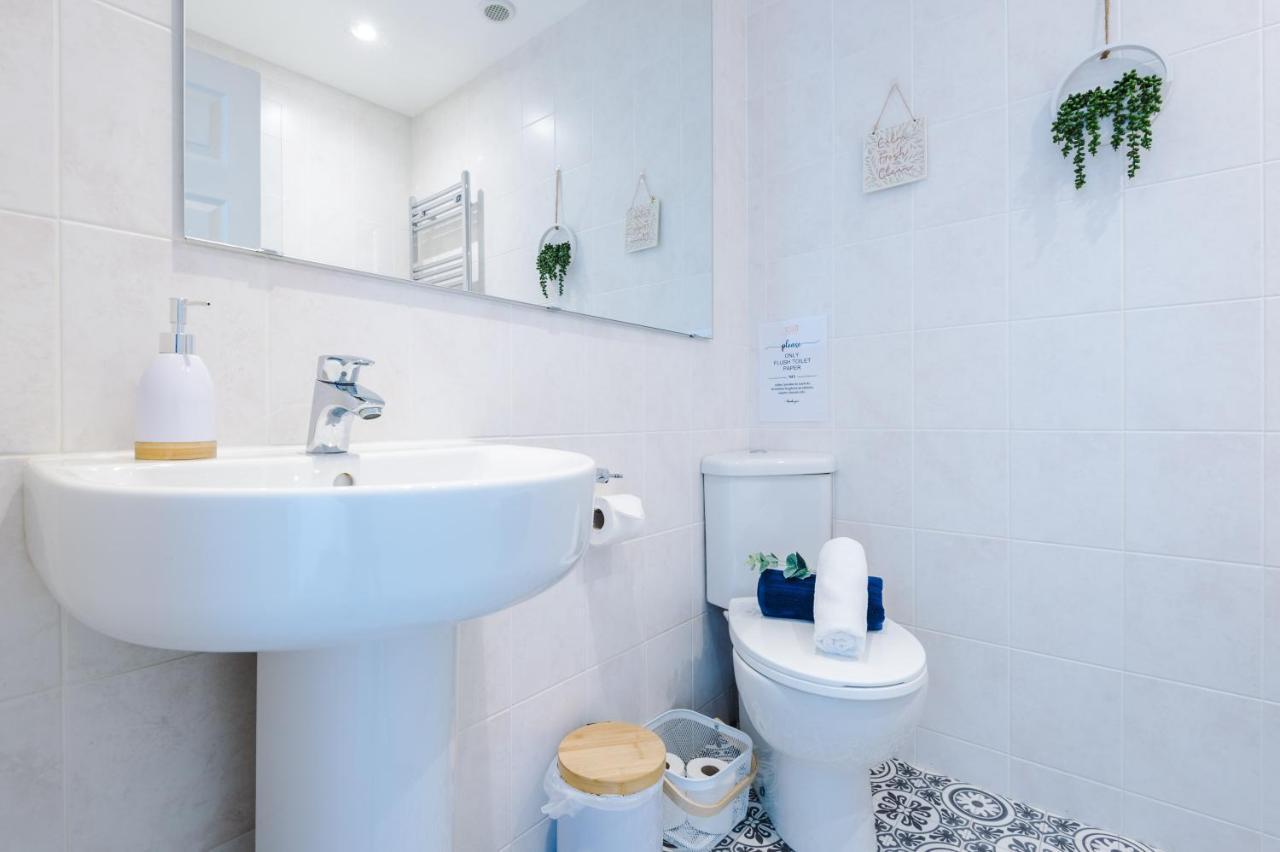 Pristine Chester House: 2-Bed Family Haven by 53 Degrees Property Hough Green Exterior photo