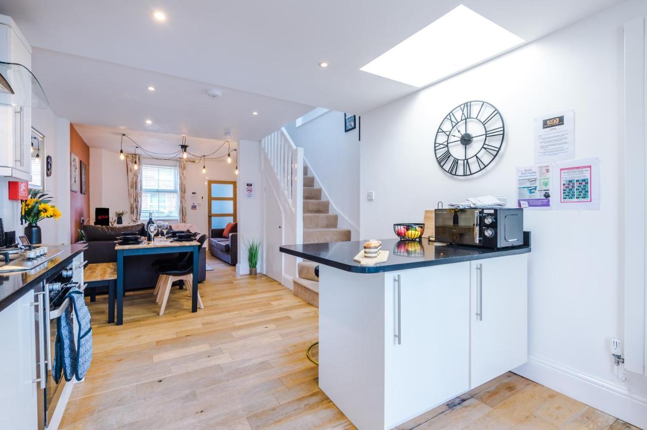Pristine Chester House: 2-Bed Family Haven by 53 Degrees Property Hough Green Exterior photo